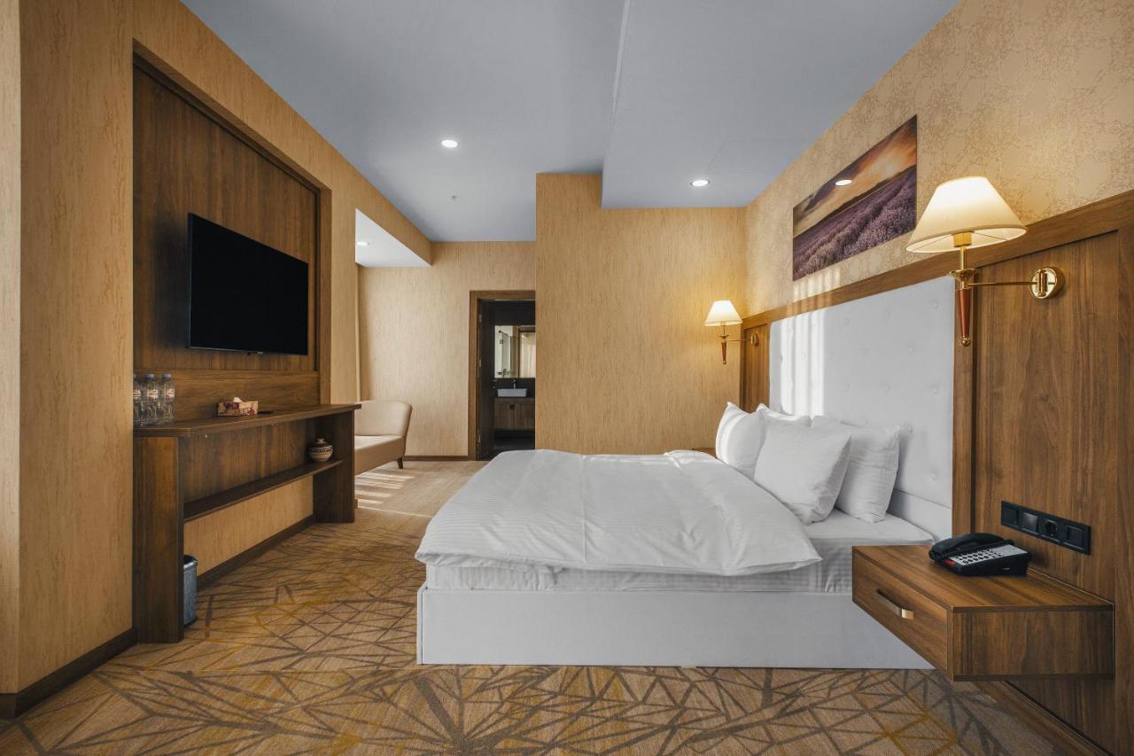 Royal Tulip Hotel & Casino, Tbilisi Exterior photo Deluxe Suite