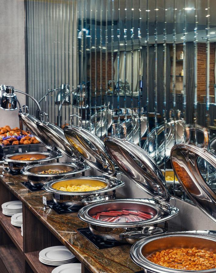 Royal Tulip Hotel & Casino, Tbilisi Exterior photo A buffet at a hotel