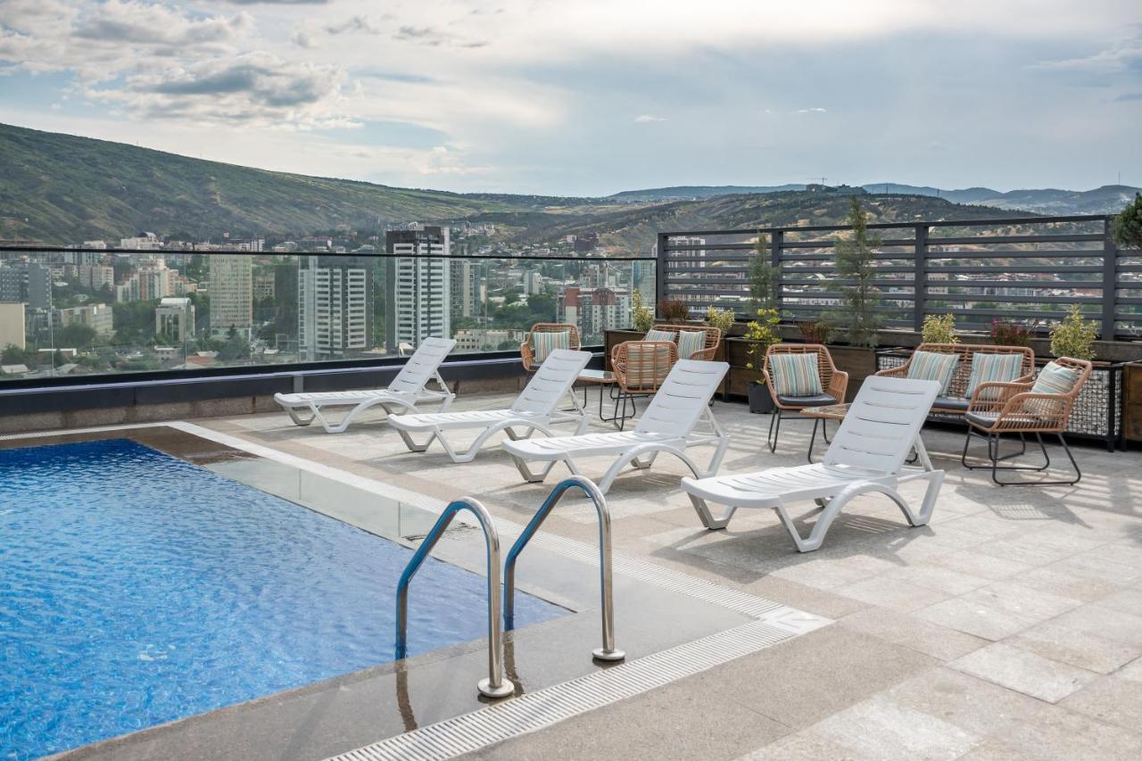 Royal Tulip Hotel & Casino, Tbilisi Exterior photo Rooftop pool